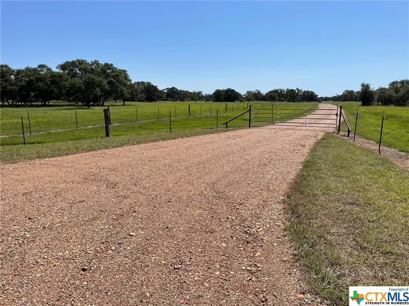 3843 Cattle Guard Rd, Yoakum, TX 77995