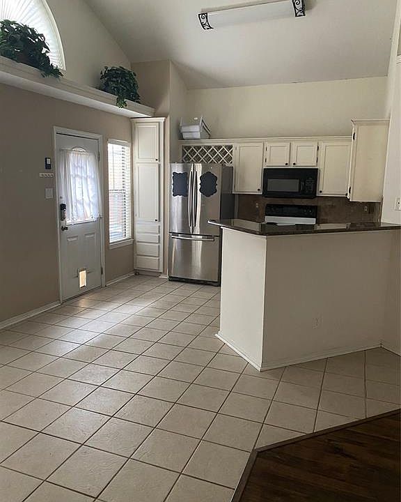 2nd image of 2021 Feather Ln