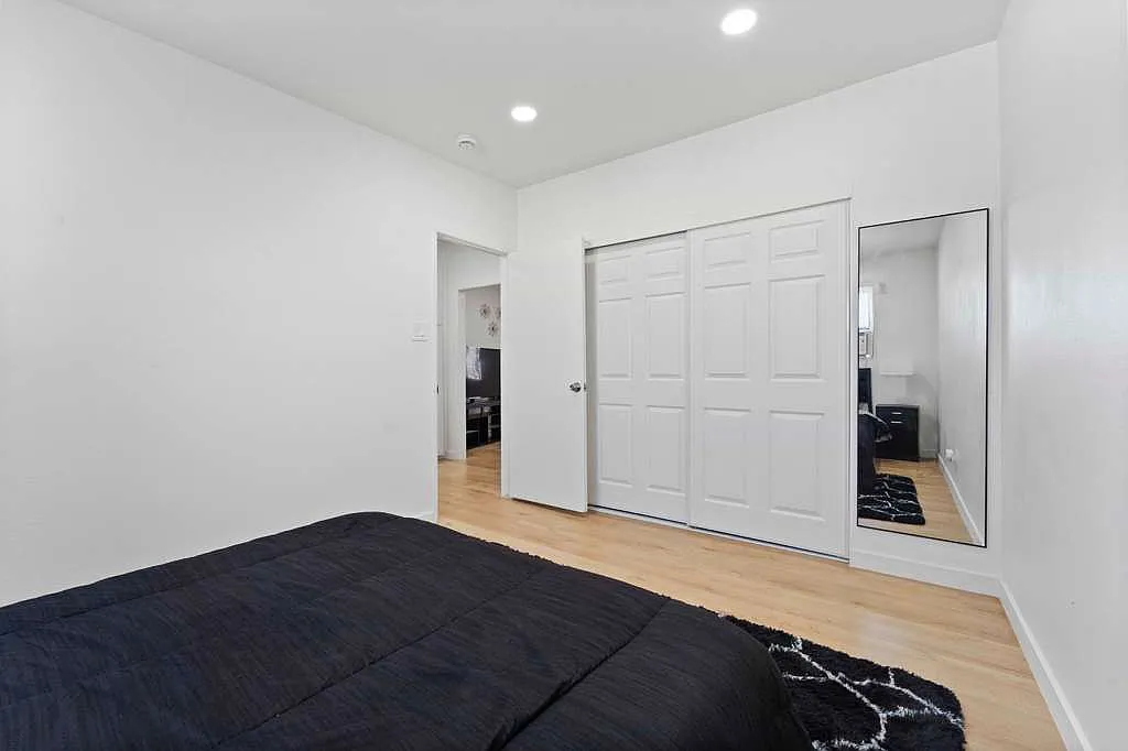 2 bed, 810 sqft, $2,590 — Photo 2