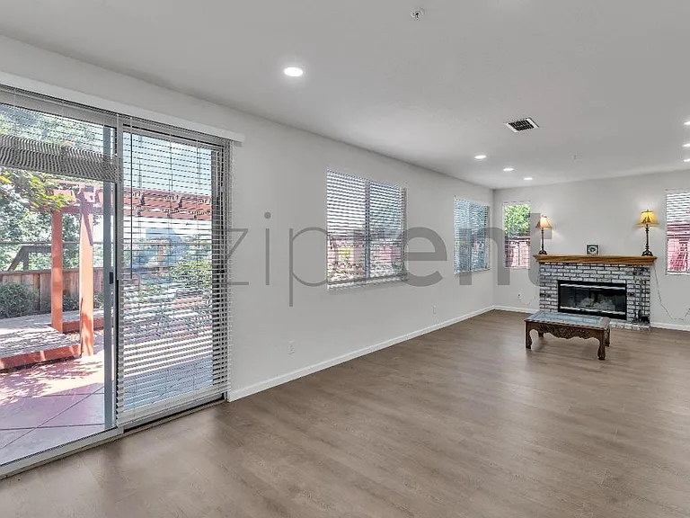 1001 Sandhurst Dr — Photo 15