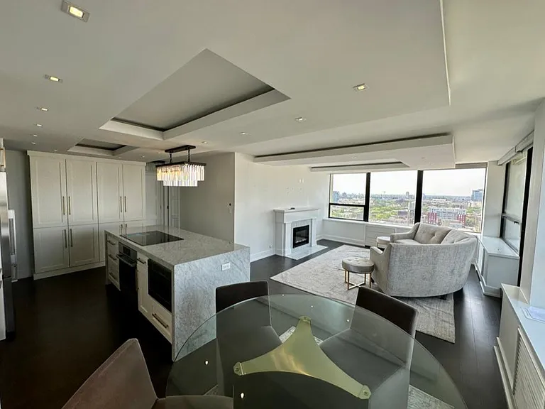 1360 N Sandburg Ter #2012C — Photo 4