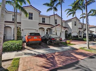 1042 NE 207th Ter, Miami, FL 33179