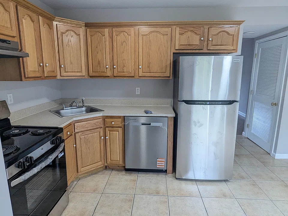 150 Mohican Ave #5