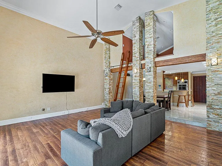 870 NW 7th St — Photo 17