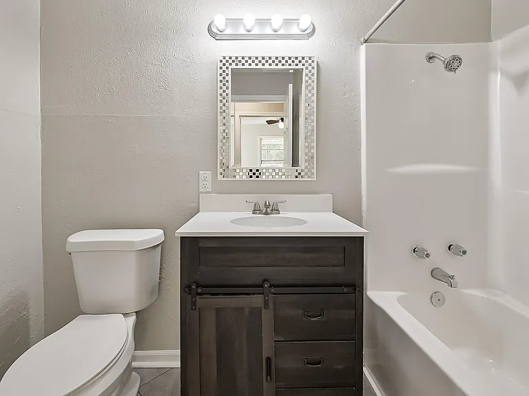 1501 Greenbrier Dr — Photo 17