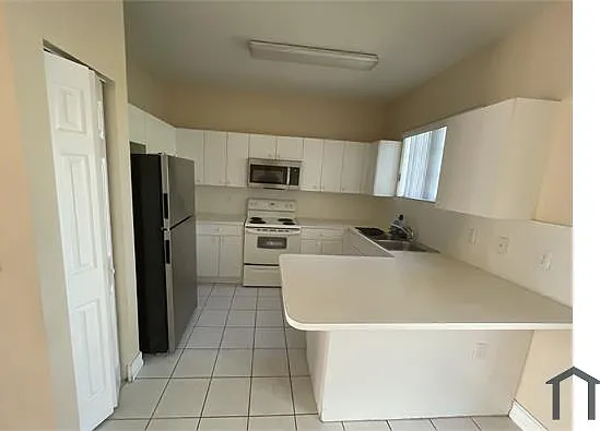 2711 NE 4th St #203 — Photo 9