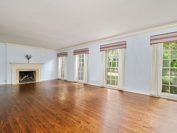 5th image of 949 Woodbine Pl