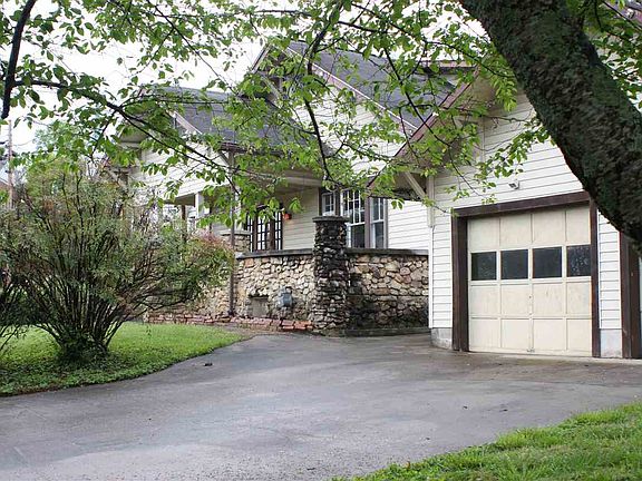 2nd image of 3001 Holbrook Dr