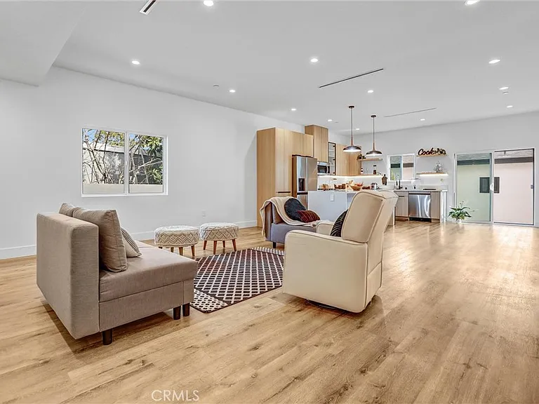 6900 Corbin Ave — Photo 7