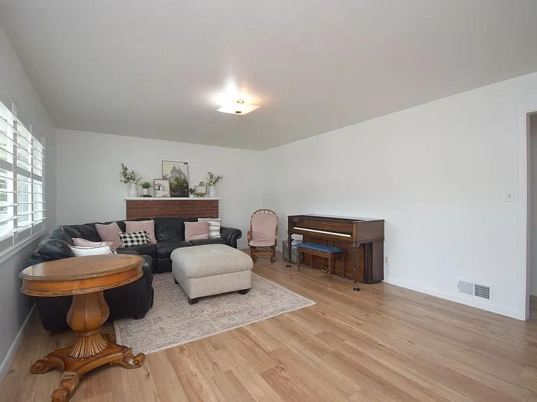 3382 Monroe Blvd — Photo 4