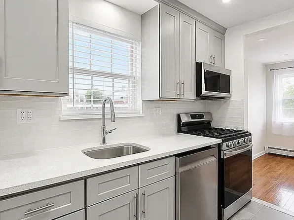 24-43 41st St #3R, Astoria, NY 11103