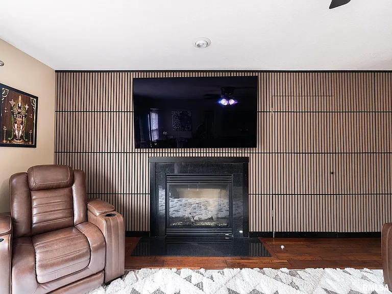 10009 N Brompton Ct — Photo 2