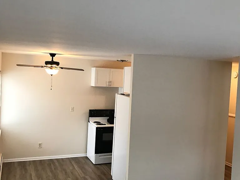 725 Wayzata Blvd E — Photo 2
