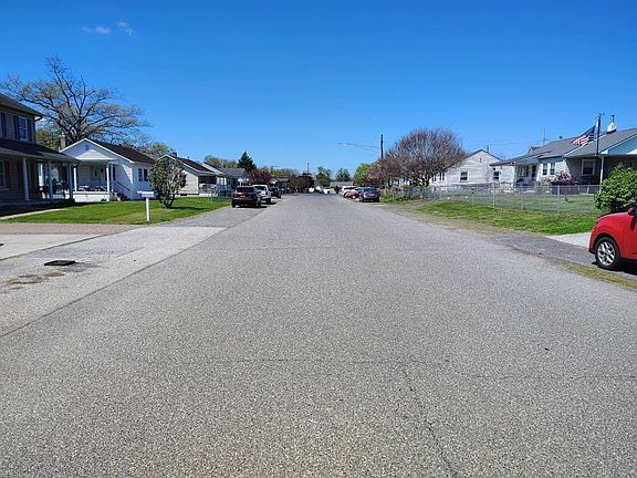 5th image of 16 Chandelle Rd