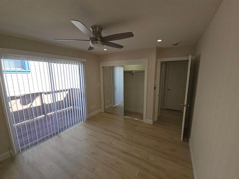 730 E 17th St #7 — Photo 25