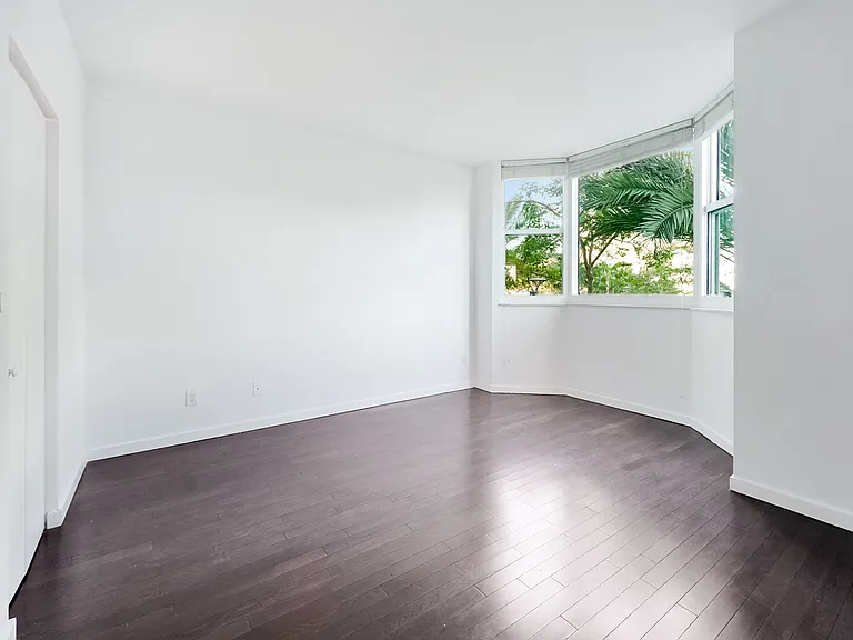 300 S Pointe Dr #405 — Photo 28