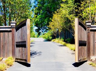 2 Oak Ln, Orinda, CA 94563