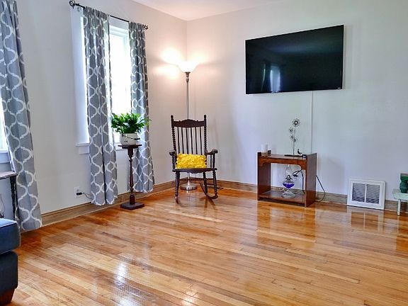 4th image of 3616 N Leroy Ave