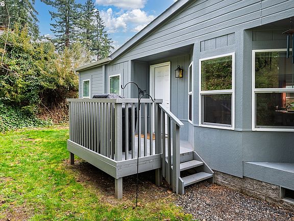 2nd image of 422 SW Juniper Rd