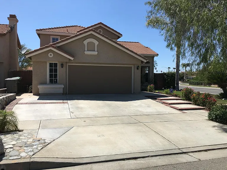 390 Hobart Cir — Photo 2