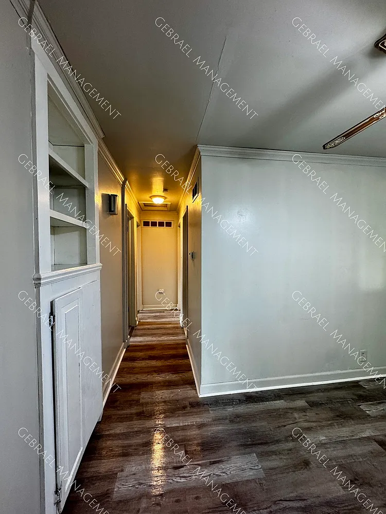 1501 Crestbrook — Photo 2