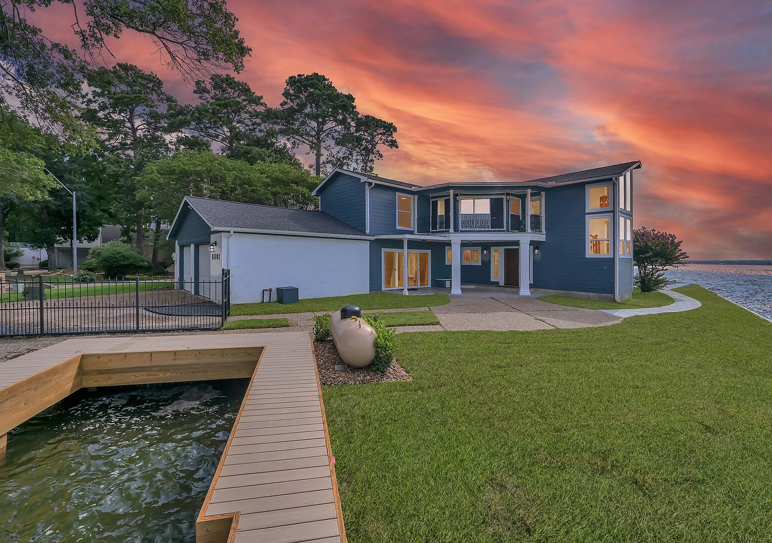 Waters Edge Estate — Photo 3