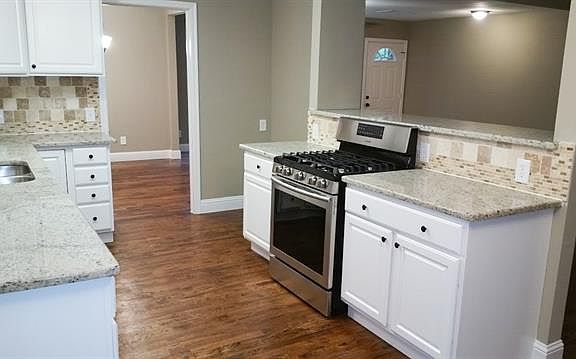 3rd image of 818 Downing Dr