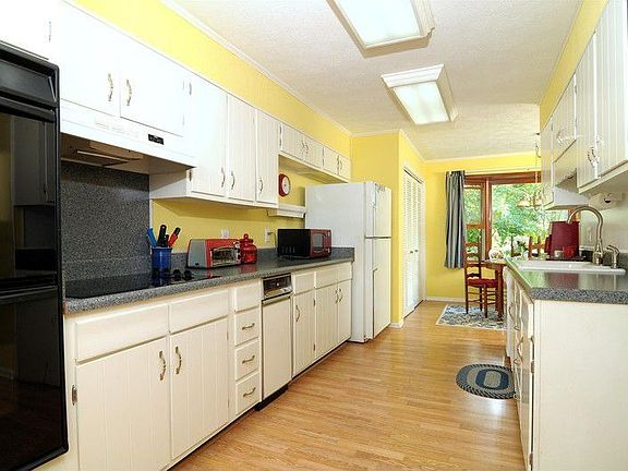 4th image of 3845 Dora Dr SE