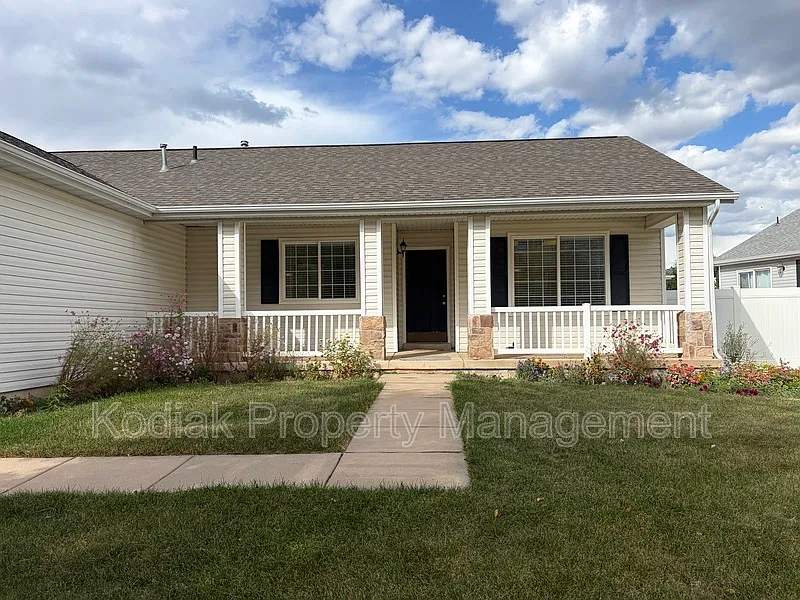3 bed, 2.0 bath, 1314 sqft, $2,049 — Photo 3