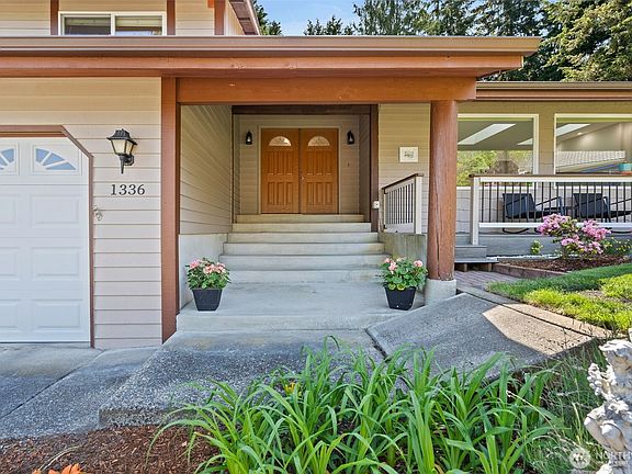 4th image of 1336 Paradise Court SE