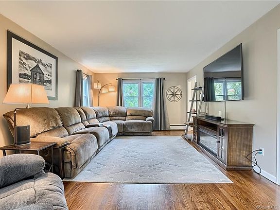 4th image of 9 Meadow Dr