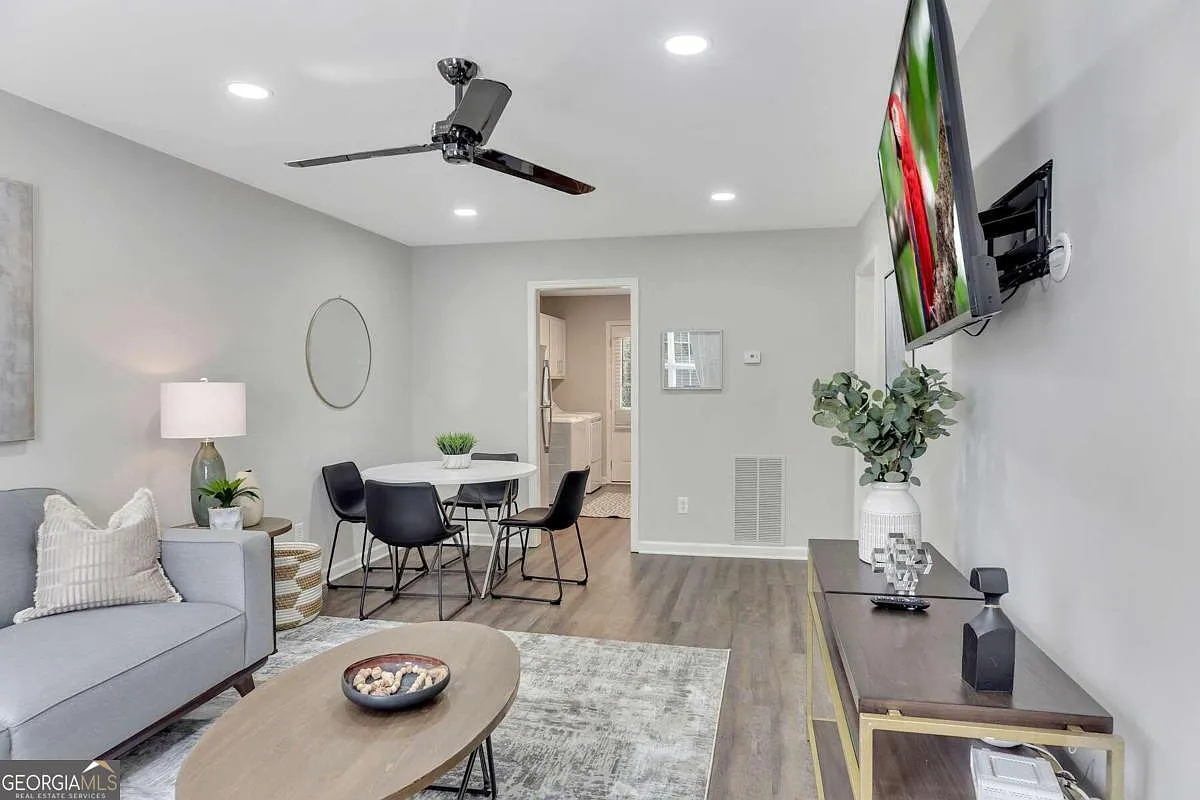 2 bed, 1.0 bath, 100 sqft, $3,100 — Photo 1