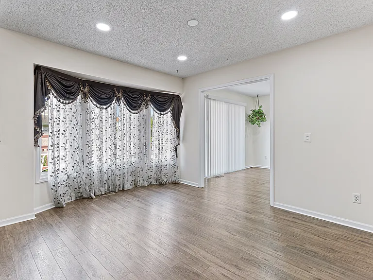 42137 Trent Dr — Photo 3