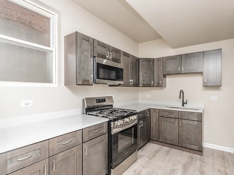 425 E 41st St #1 — Photo 9