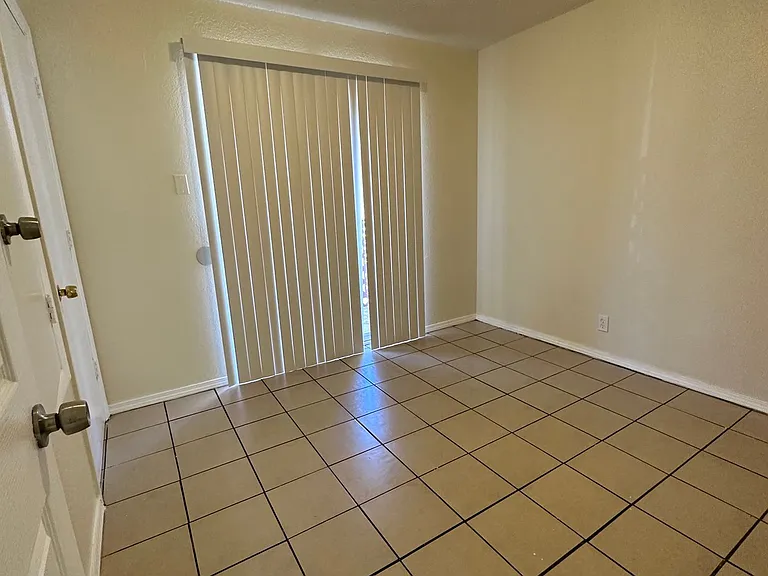 Spacious Townhomes near Fairgrounds — Photo 24