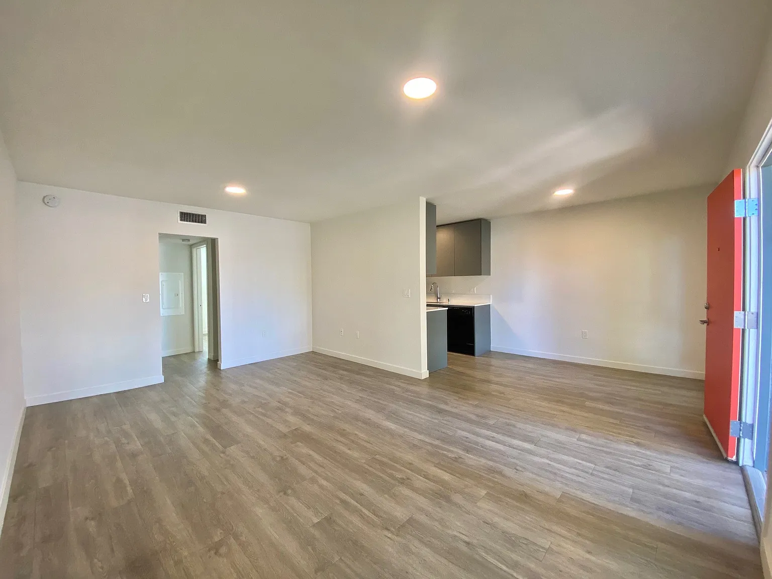 2 bed, 880 sqft, $2,599 — Photo 2