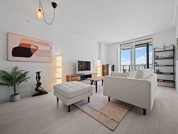 5th image of 285 E 10th Ave #1911