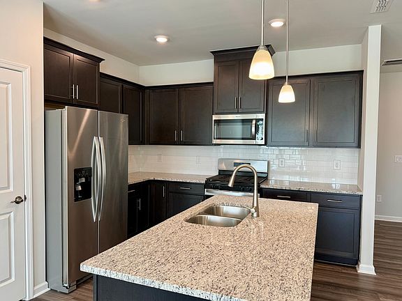 3rd image of 902 Plum Creek Pl