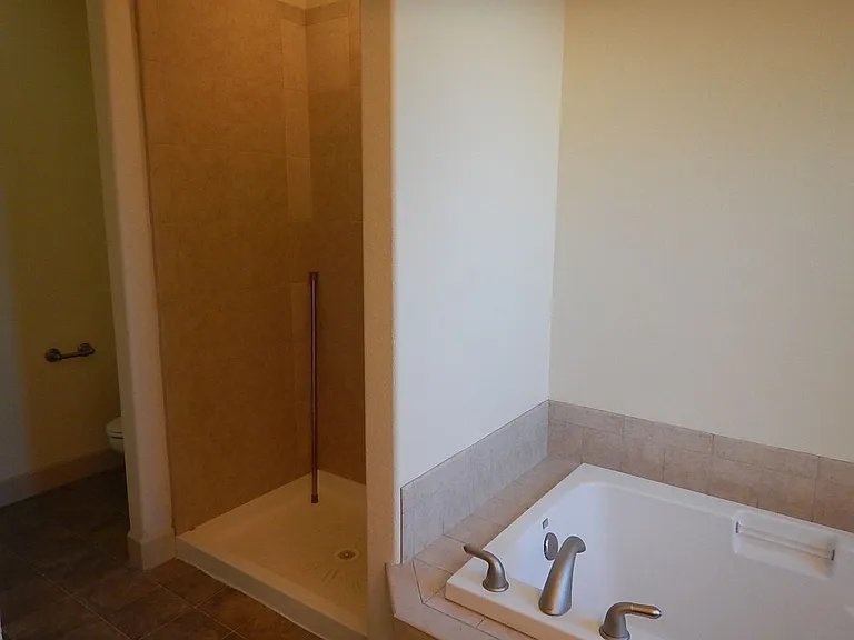704 NE Loper Ave — Photo 16