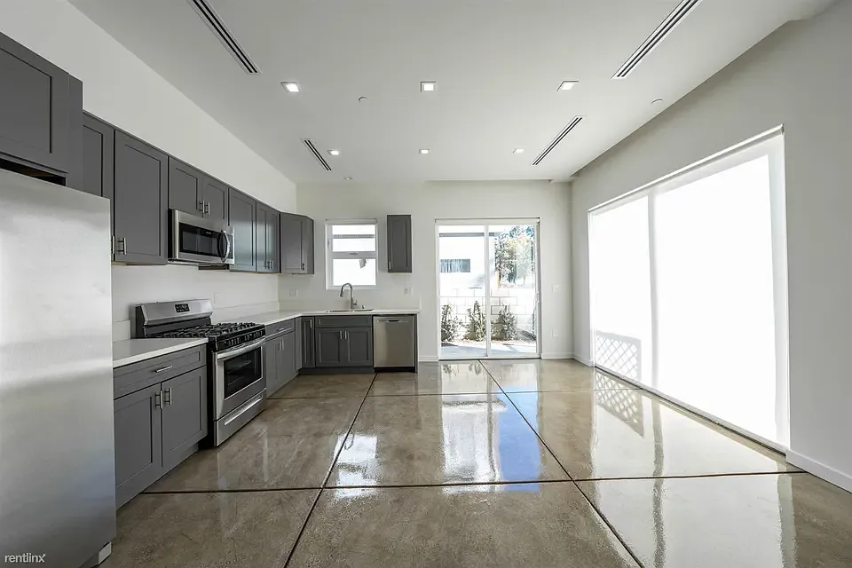 4 bed, 2600 sqft, $4,500 — Photo 3