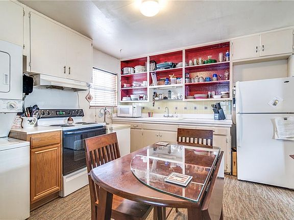 3rd image of 822 Woodleigh Dr