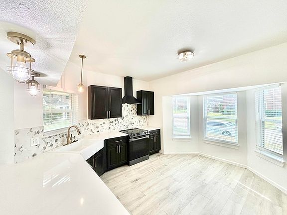 4th image of 1512 Mayfair Dr