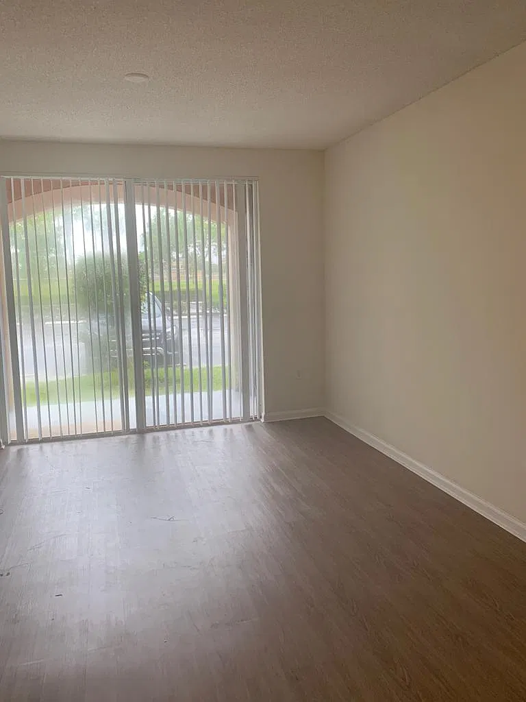 2 bed, 981 sqft, $2,000 — Photo 3