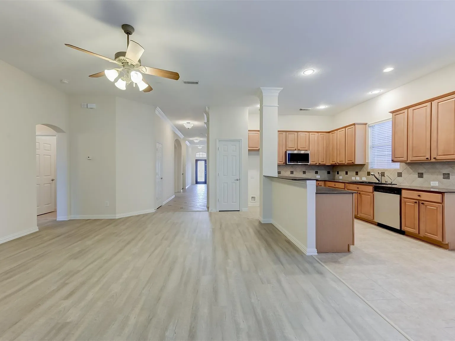 3 bed, 2.0 bath, 1944 sqft, $2,500 — Photo 4