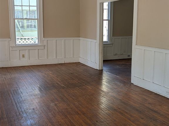 3rd image of 711 Arsenal Pl