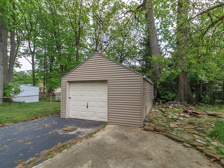 615 Parkside Dr — Photo 4
