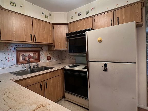 5th image of 8210 Elmwood St #403