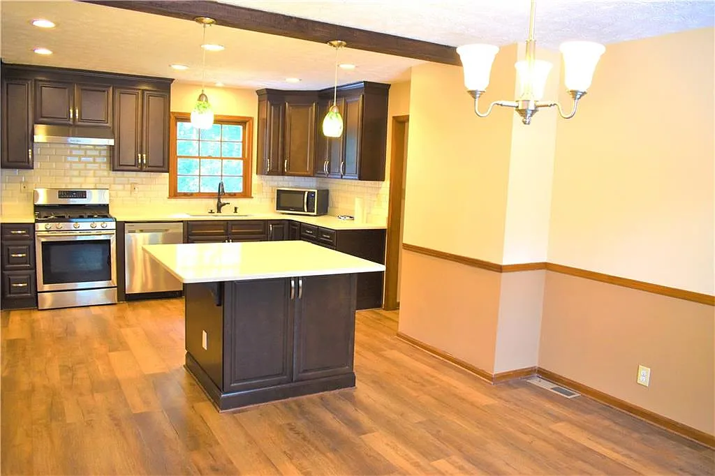 3 bed, 2.5 bath, 2226 sqft, $2,300 — Photo 2