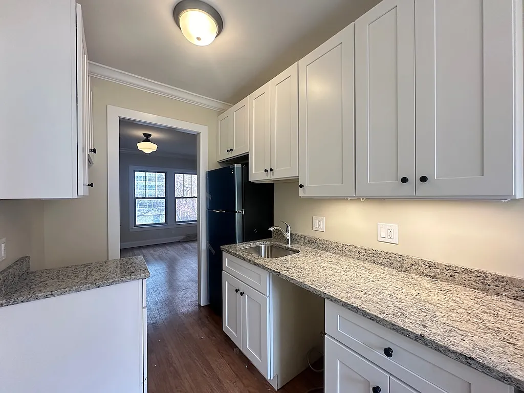 Building Photo - 521 W Brompton Ave #913