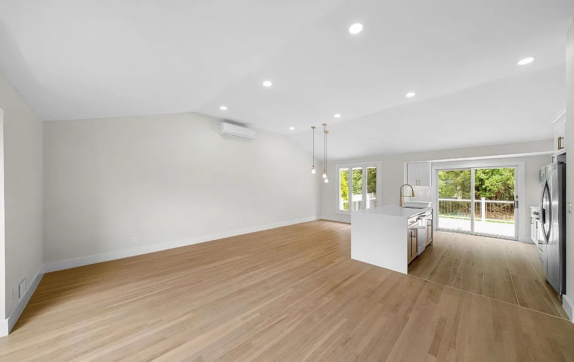 4 bed, 2300 sqft, $8,200 — Photo 3